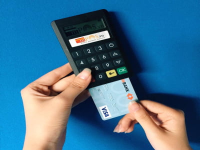 Cân nhắc lợi ích và rủi ro khi rút tiền thẻ tín dụng qua máy Pos