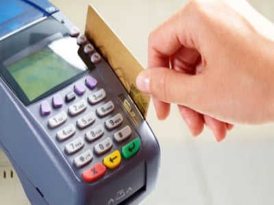 Tìm hiểu kỹ trước khi rút tiền thẻ tín dụng khác ngân hàng